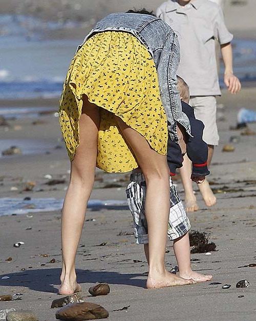 16P Selena Gomez sexy upskirt paparazzi photos on beach