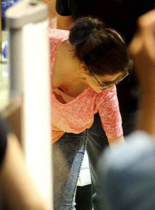 16P Selena Gomez sexy upskirt paparazzi photos on beach