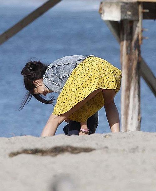 16P Selena Gomez sexy upskirt paparazzi photos on beach
