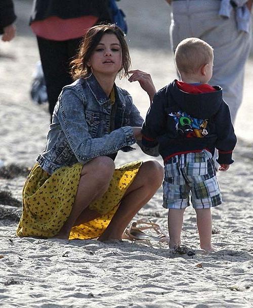 16P Selena Gomez sexy upskirt paparazzi photos on beach
