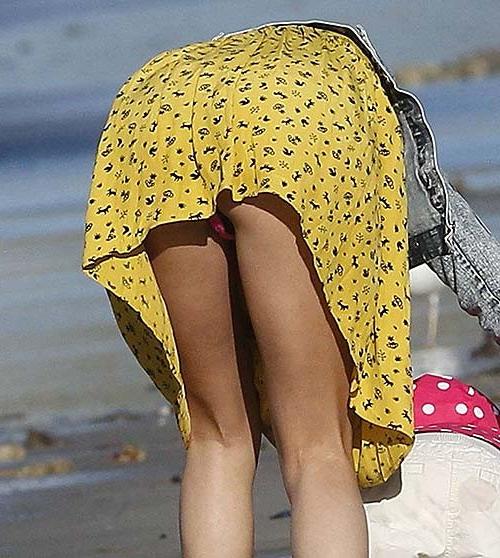 16P Selena Gomez sexy upskirt paparazzi photos on beach