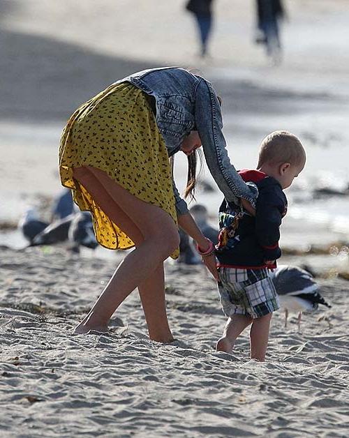 16P Selena Gomez sexy upskirt paparazzi photos on beach