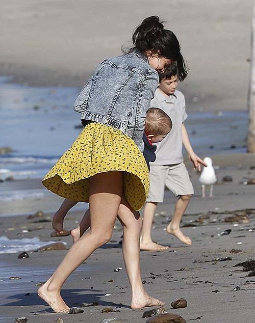 16P Selena Gomez sexy upskirt paparazzi photos on beach