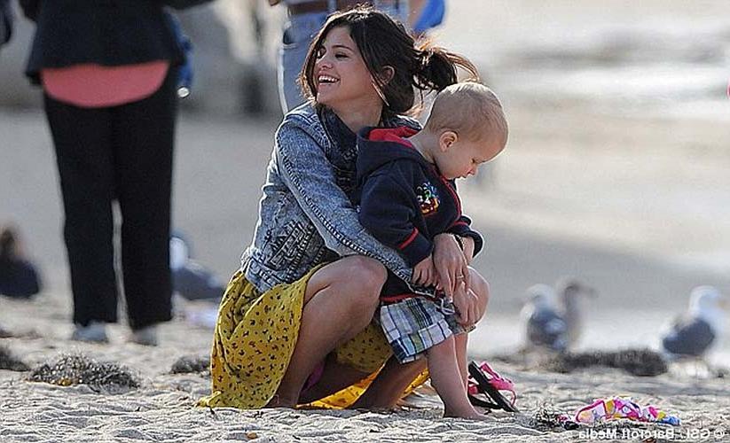 16P Selena Gomez sexy upskirt paparazzi photos on beach