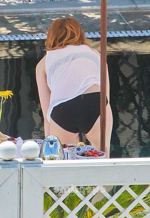 16P Emma Stone flashing her sexy ass in black bikini on pool