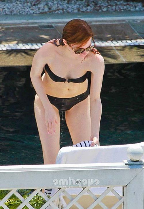 16P Emma Stone flashing her sexy ass in black bikini on pool