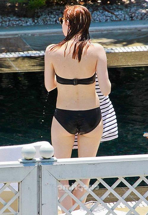 16P Emma Stone flashing her sexy ass in black bikini on pool