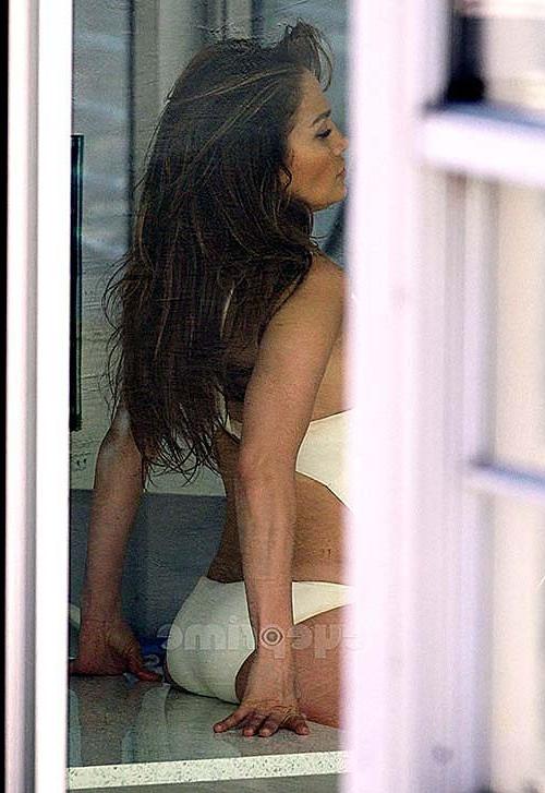 16P Jennifer Lopez posing in swimsuit and showing nice ass