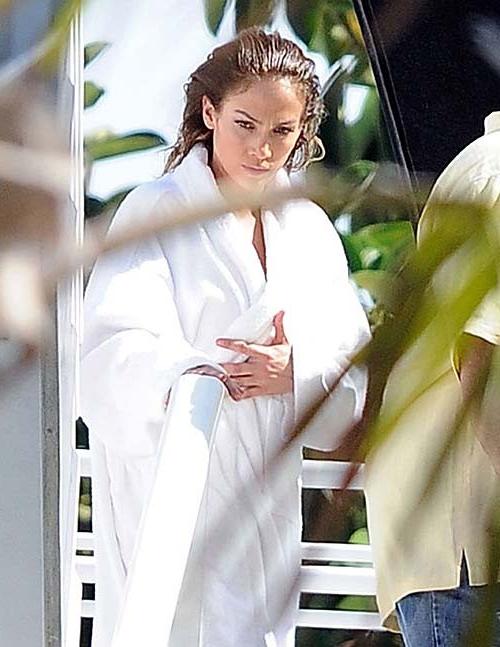 16P Jennifer Lopez posing in swimsuit and showing nice ass