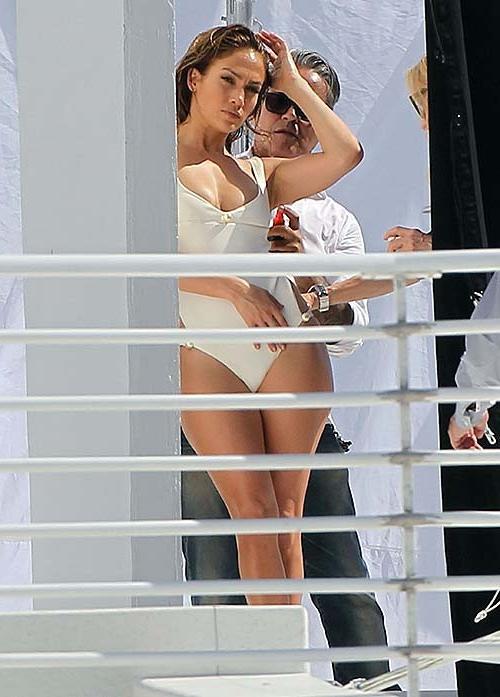 16P Jennifer Lopez posing in swimsuit and showing nice ass