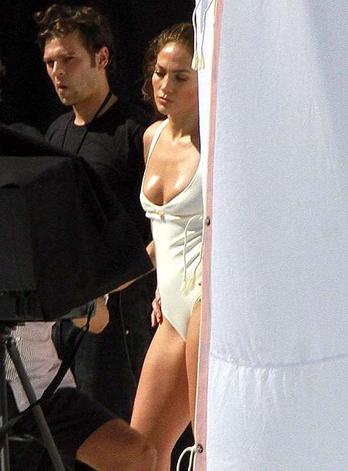 16P Jennifer Lopez posing in swimsuit and showing nice ass
