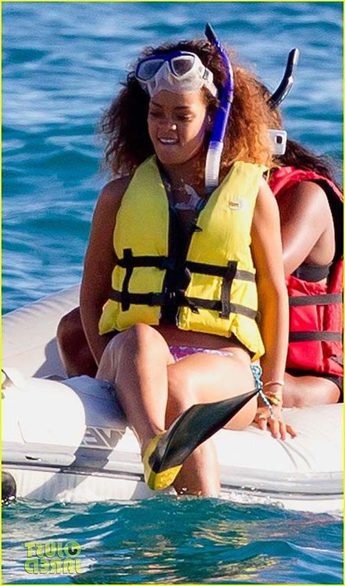 16P Rihanna exposing sexy body and hot ass in bikini while snorkling