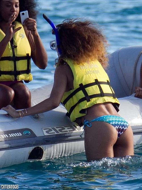 16P Rihanna exposing sexy body and hot ass in bikini while snorkling