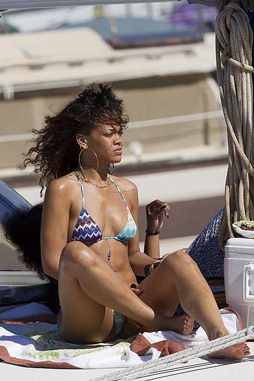 16P Rihanna exposing sexy body and hot ass in bikini while snorkling