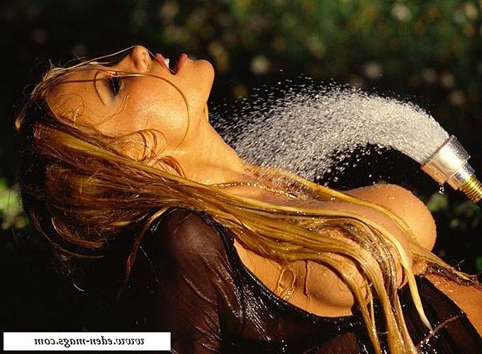 16P Pamela Anderson posing totally nude and showing wet breasts