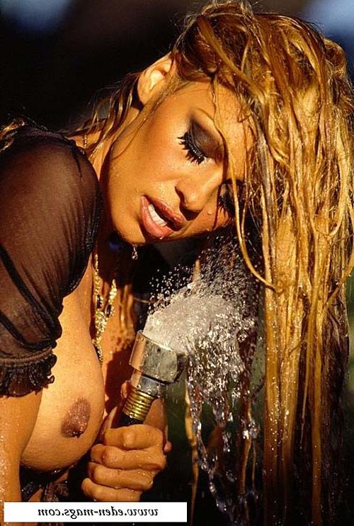 16P Pamela Anderson posing totally nude and showing wet breasts