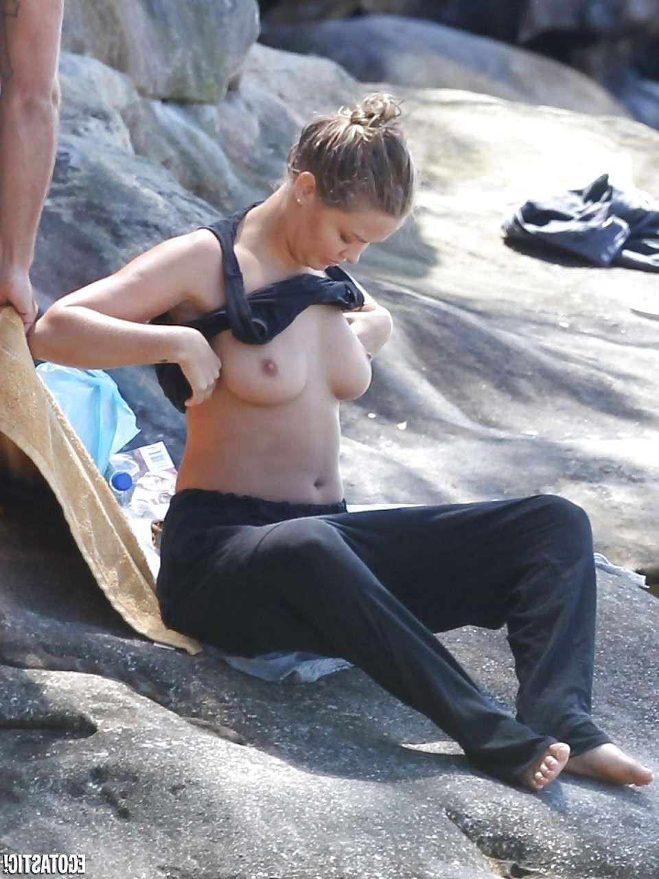 16P Lara Bingle exposing her nice big boobs on beach paparazzi pictures