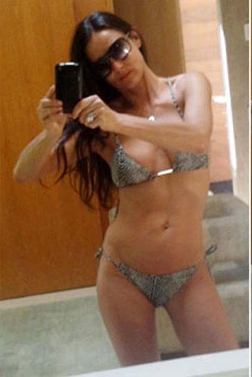 16P Demi Moore posing totally nude and showing her hairy pussy