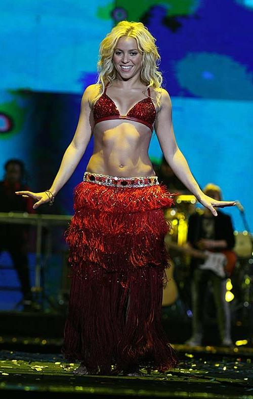 16P Shakira exposing sexy body and hot ass in thong by the pool