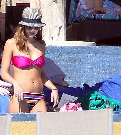 16P Jessica Alba posing in bikini and showing her sexy ass