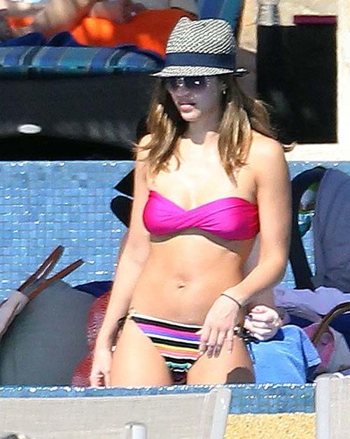 16P Jessica Alba posing in bikini and showing her sexy ass