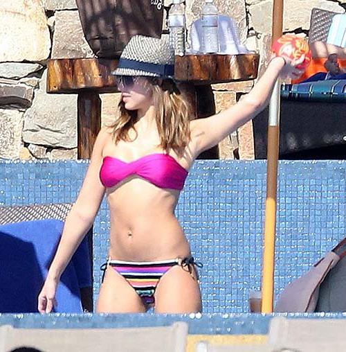16P Jessica Alba posing in bikini and showing her sexy ass