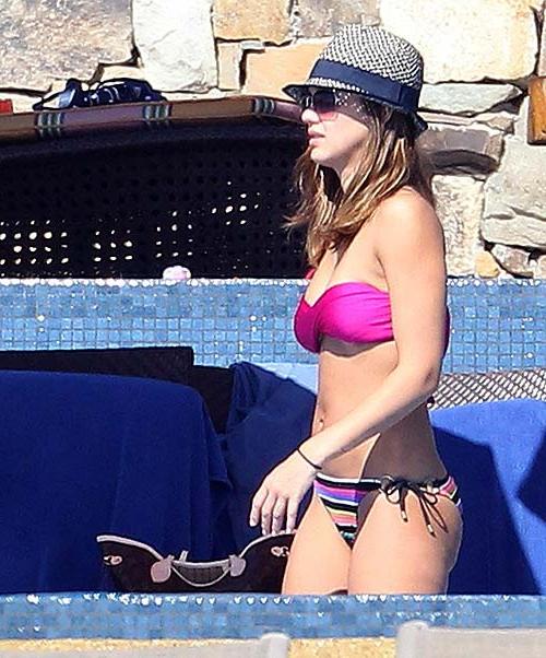 16P Jessica Alba posing in bikini and showing her sexy ass