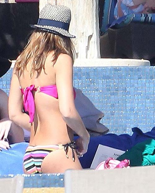16P Jessica Alba posing in bikini and showing her sexy ass