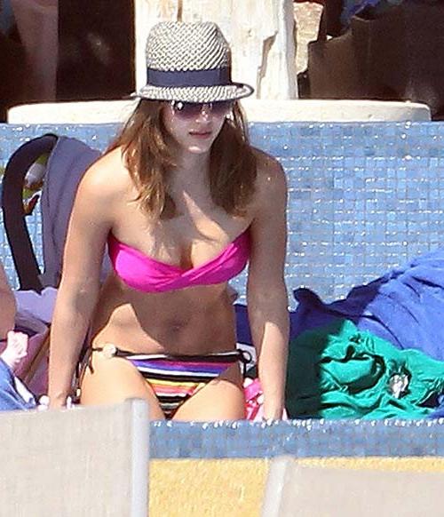 16P Jessica Alba posing in bikini and showing her sexy ass