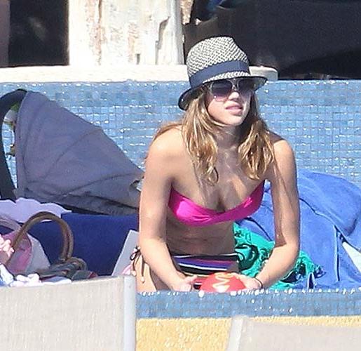 16P Jessica Alba posing in bikini and showing her sexy ass