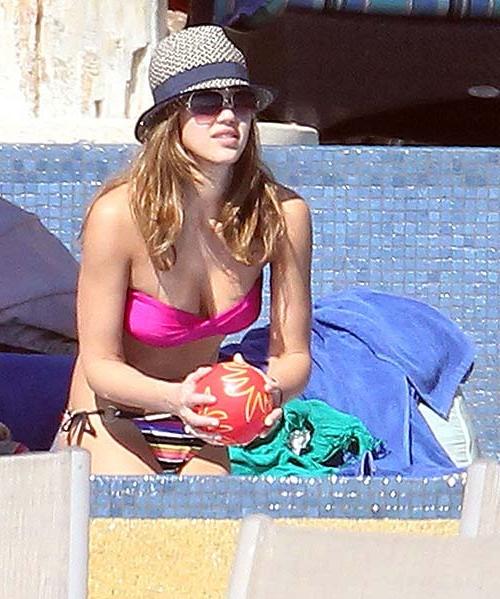 16P Jessica Alba posing in bikini and showing her sexy ass