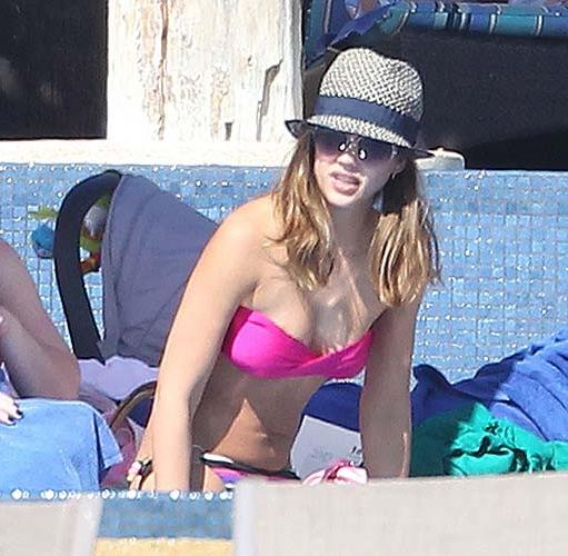 16P Jessica Alba posing in bikini and showing her sexy ass