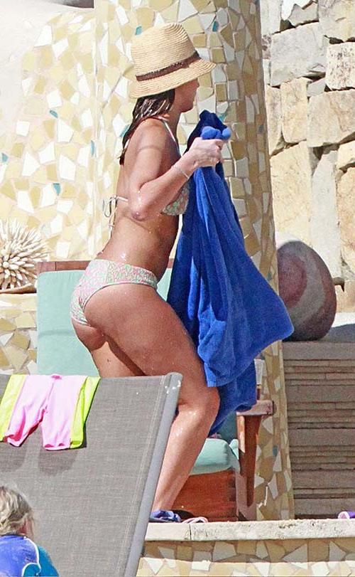 16P Jessica Alba very sexy and hot bikini paparazzi photos on pool