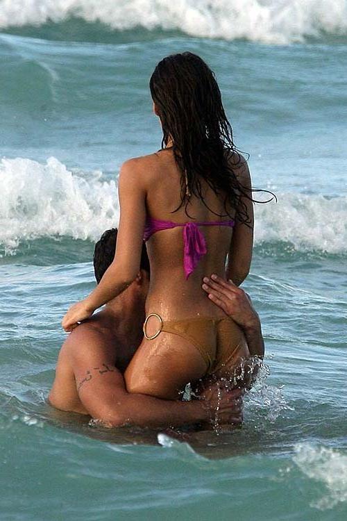 16P Jessica Alba very sexy and hot bikini paparazzi photos on pool