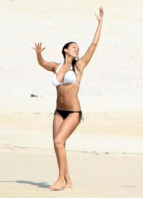 16P Jessica Alba very sexy and hot bikini paparazzi photos on pool