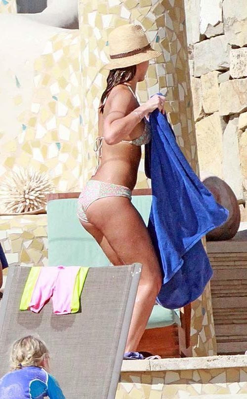 16P Jessica Alba very sexy and hot bikini paparazzi photos on pool