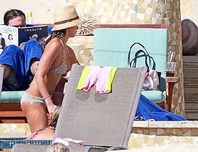 16P Jessica Alba very sexy and hot bikini paparazzi photos on pool
