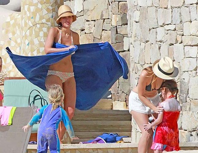16P Jessica Alba very sexy and hot bikini paparazzi photos on pool