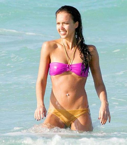 16P Jessica Alba very sexy and hot bikini paparazzi photos on pool