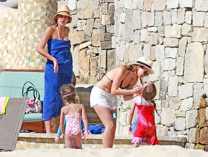 16P Jessica Alba very sexy and hot bikini paparazzi photos on pool