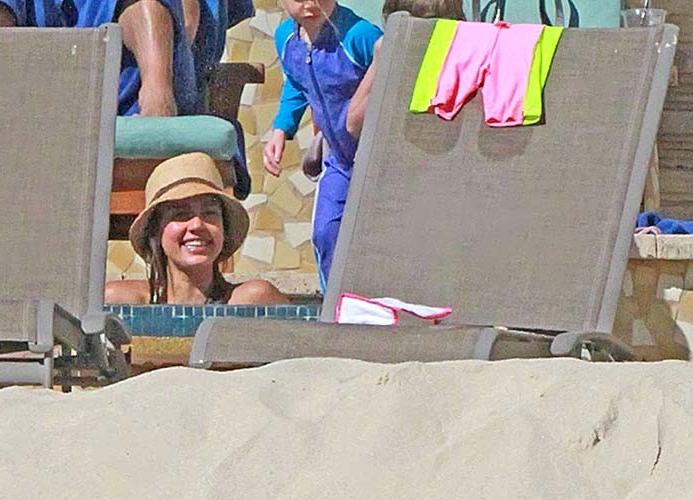 16P Jessica Alba very sexy and hot bikini paparazzi photos on pool