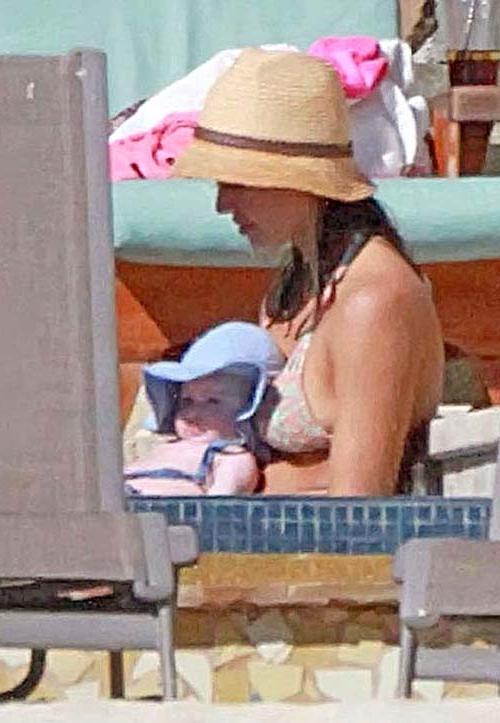 16P Jessica Alba very sexy and hot bikini paparazzi photos on pool