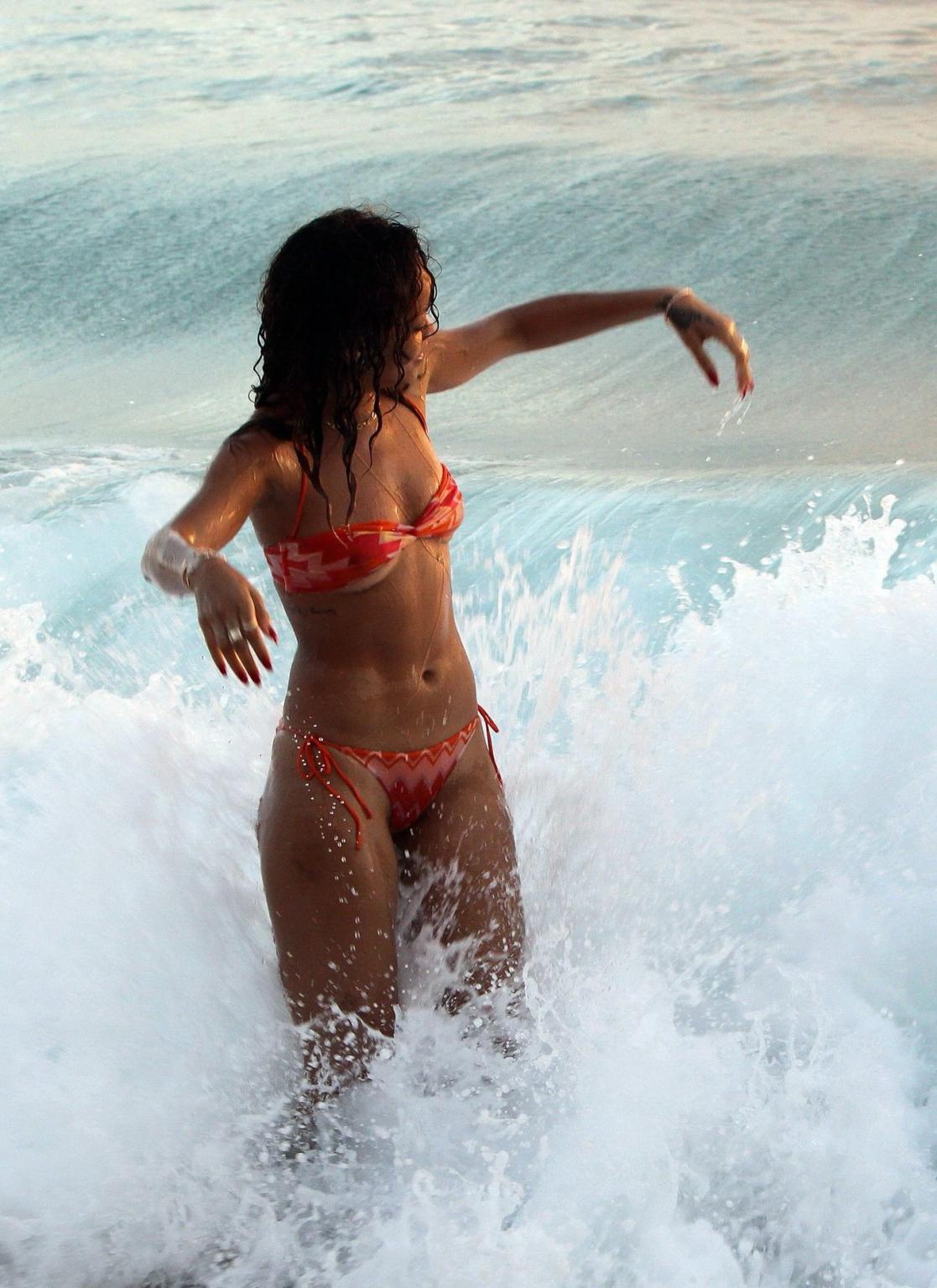 16P Rihanna zeigt ihre Brüste in einem nassen, durchsichtigen Bikini an einem Strand in Barbado