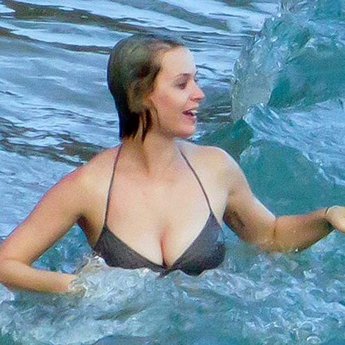 16P Katy Perry exposing sexy body and massive boobs in bikini on pool