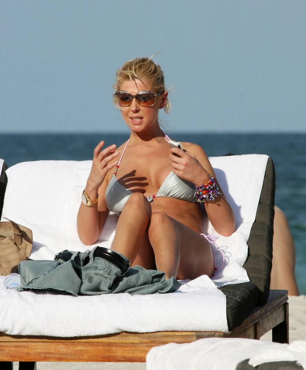 16P Tara Reid hot upskirt in pantyhose