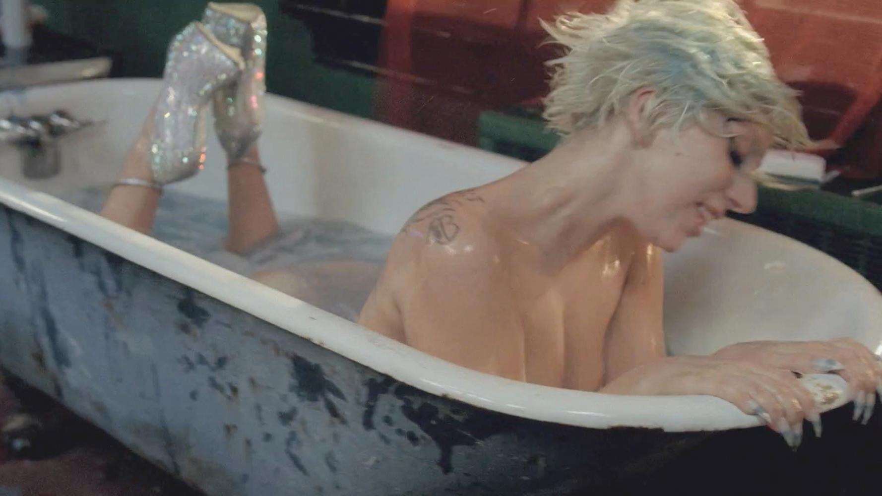 16P Lady Gaga completely nude in the bathtub