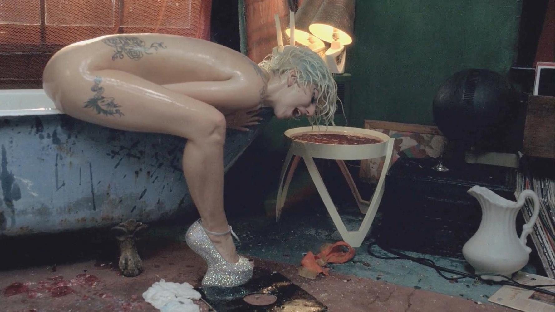 16P Lady Gaga completely nude in the bathtub