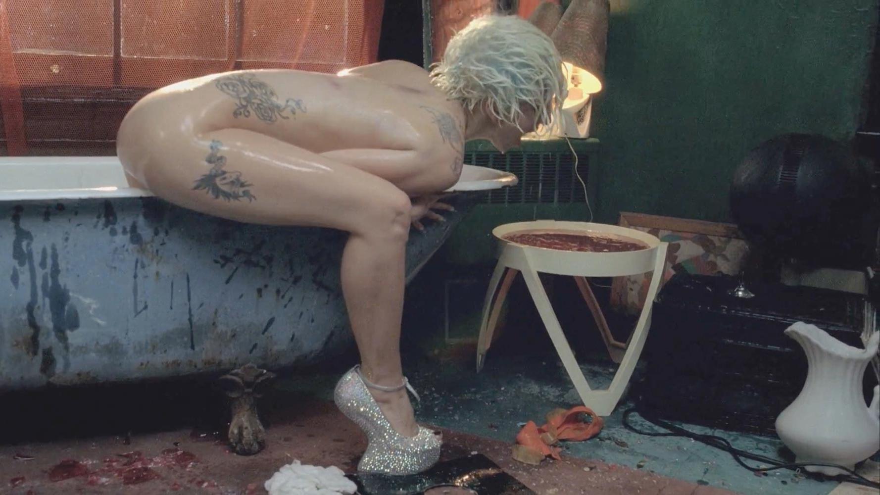 16P Lady Gaga completely nude in the bathtub