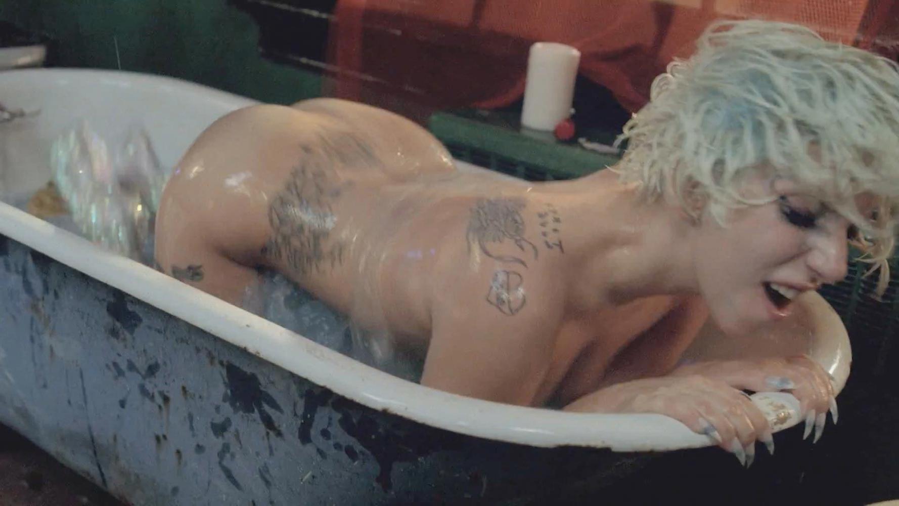 16P Lady Gaga completely nude in the bathtub