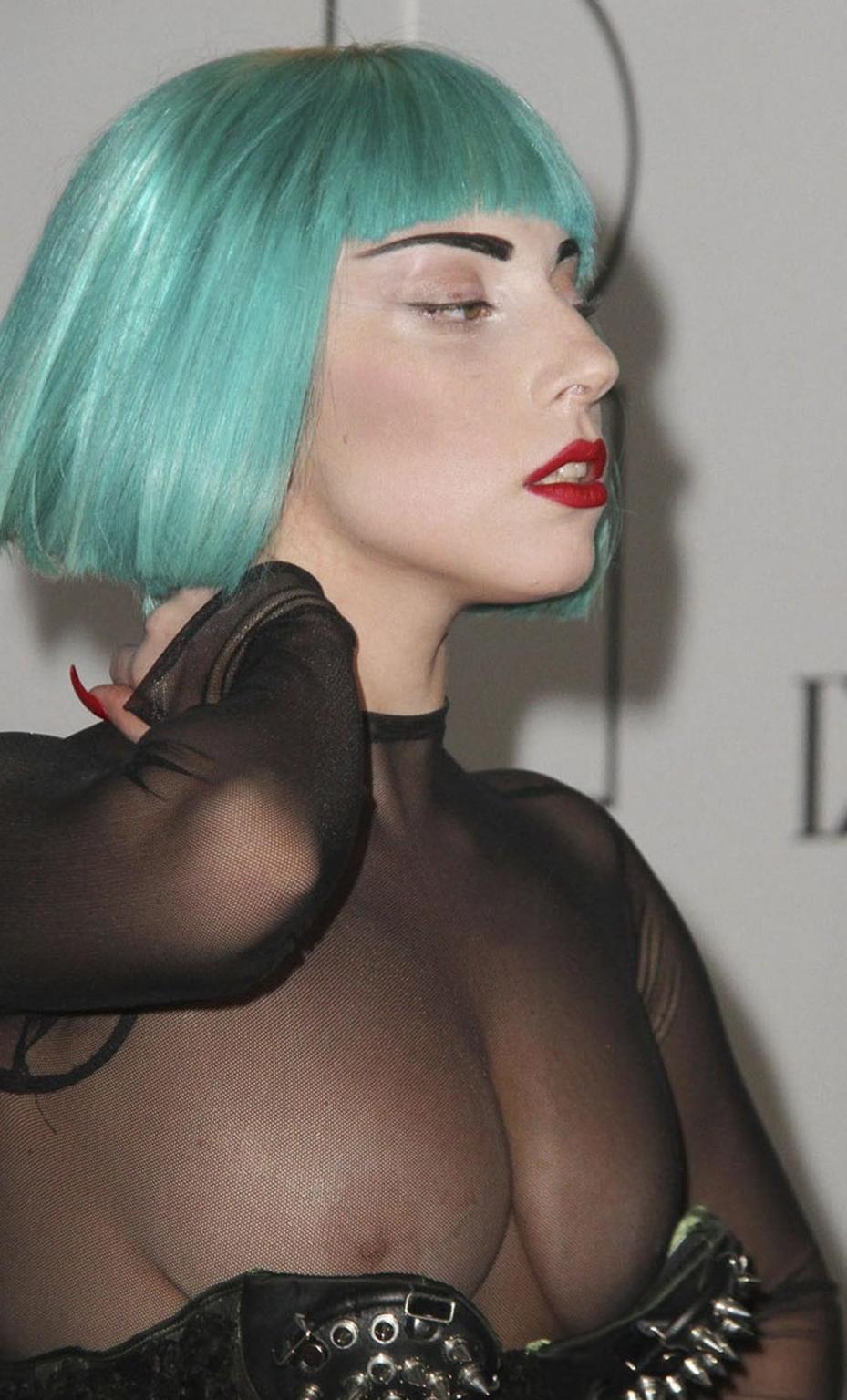 16P Lady Gaga completely nude in the bathtub